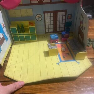 Yellow and Blue Miniature Action Figures Playset